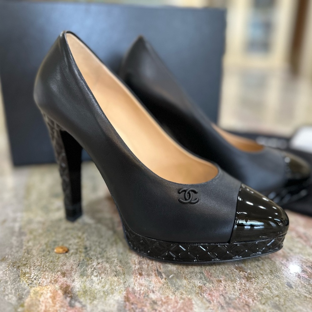 Chanel pumps/size 7.5 /brand new/never been worn